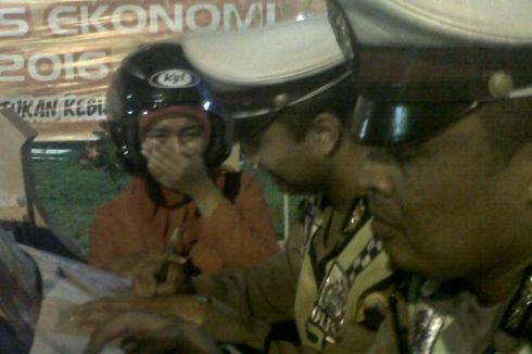 Ditilang Polisi, Siti Marahi Petugas lalu Menangis