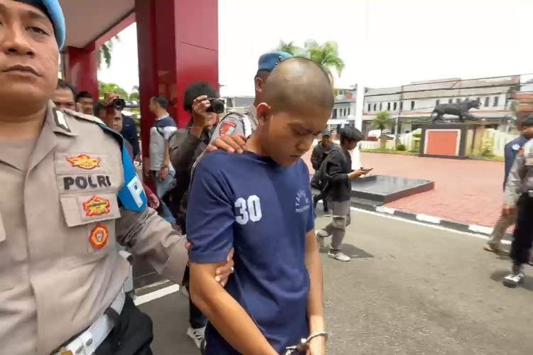 Kapolresta Bandung Kombes Pol Aldi Subartono saat melakukan gelar perkara, kasus pembunuhan di Kecamatan Margahayu, Kabupaten Bandung, Jawa Barat, Senin (27/1/2025).