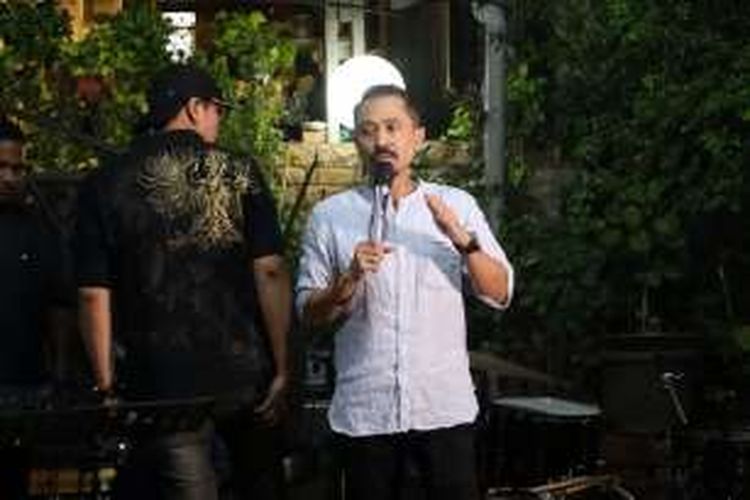 Luman Sardi diabadikan dalam acara 'Last Melody for Mike' untuk mengenang Mike Mohede usai ibadah penghiburan di rumah duka di Jalan Kuricang Raya, Bintaro, Tangerang Selatan, Senin (1/8/2016) malam.