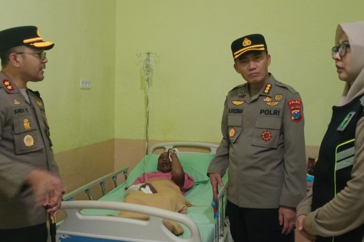 Kabiddokkes Polda Jatim Kombes Pol Dr dr Mohammad Khusnan Marzuki MM (tengah), Kapolres Batu AKBP Andi Yudha Pranata (kiri) dan Karumkit Bhayangkara Hasta Brata Batu AKBP dr Ananingati SpOG(K) (kanan) saat menengok korban ledakan mercon pada Rabu (2/4/2025).