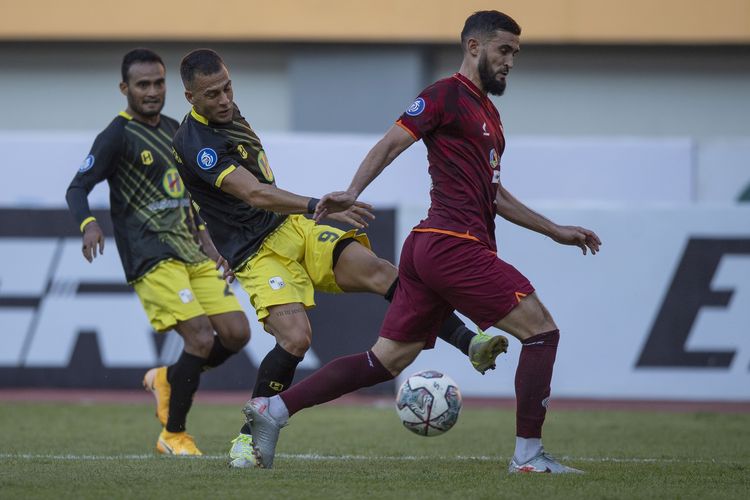 Pesepak bola Barito Putera Aleksandar Rakic (tengah) berebut bola dengan pesepak bola Borneo FC Javlon Guseynov (kanan) dalam pertandingan pekan ketiga Liga 1 2020-2021 di Stadion Wibawa Mukti, Cikarang, Kabupaten Bekasi, Jawa Barat, Jumat (17/9/2021). Pertandingan tersebut berakhir imbang dengan skor 1-1. ANTARA FOTO/Aditya Pradana Putra/hp.
