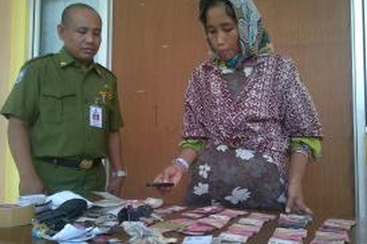 Mike (35) wanita yang diduga mengalami gangguan kejiwaan ini diamankan dengan uang belasan juta rupiah di kawasan Jakarta Barat, pada Mei 2014 silam. Mike mesti dititipkan di Panti Sosial Bina Laras, Cipayung, Jakarta Timur, karena belum diketahui identitas dan keluarganya. Senin (19/5/2014).