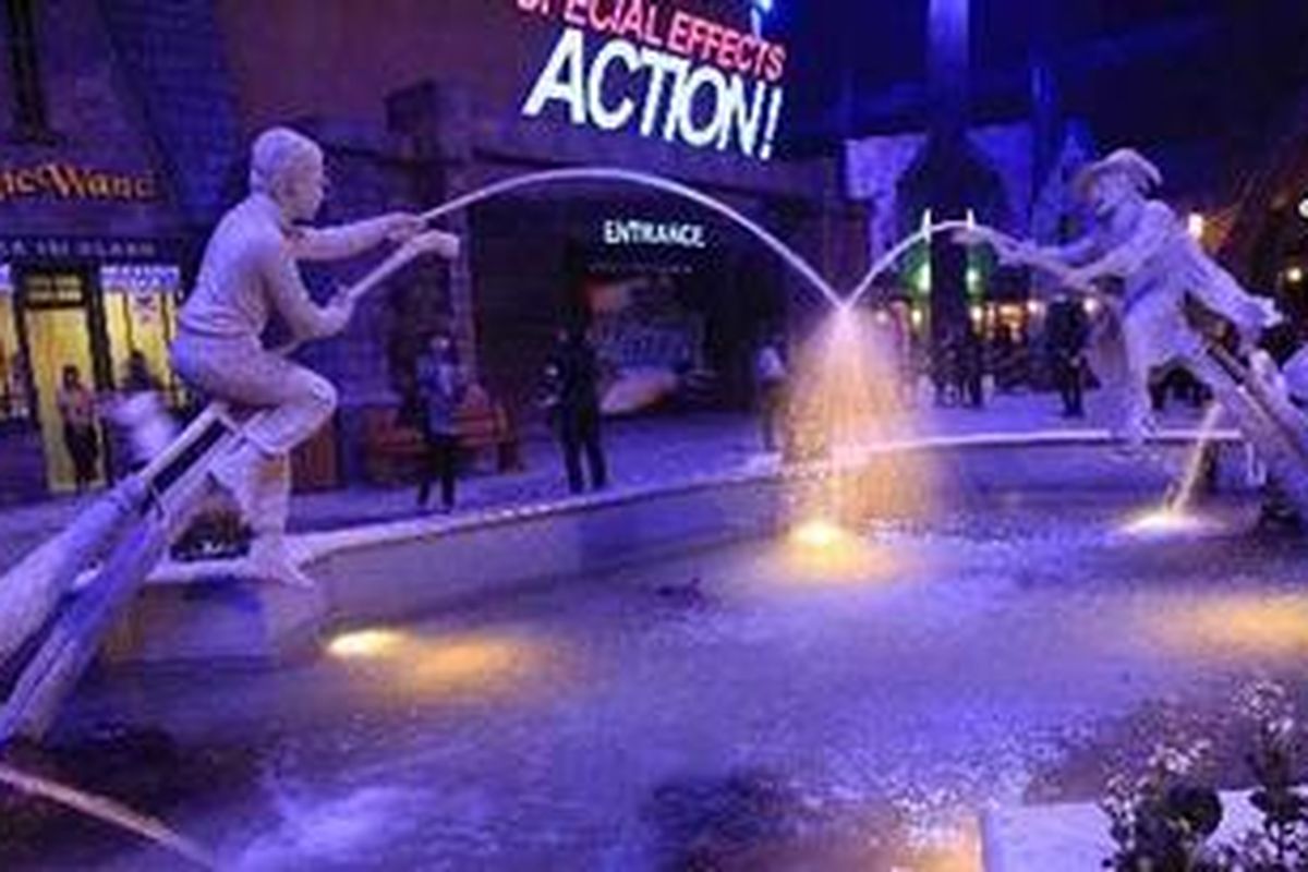 Suasana di dalam Trans Studio Bandung, Jawa Barat, Jumat (17/6/2011). Trans Studio Bandung memiliki konsep sama seperti Trans Studio di Makassar. Merupakan tempat rekreasi keluarga terpadu yang dibangun di atas tanah seluas 4,4 hektar dan menawarkan aneka wahana permainan, di antaranya Si Bolang Adventure, Dunia Lain, Transcar Racing, hingga Giant Swing. Trans Studio Bandung resmi dibuka 18 Juni 2011.