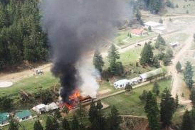 Helikopter milik militer Pakistan yang membawa 17 penumpang jatuh menimpa sebuah sekolah di wilayah utara Pakistan menewaskan enam orang termasuk dua duta besar dan istri dubes Indonesia. Taliban Pakistan mengklaim bertanggung jawab atas insiden tersebut.