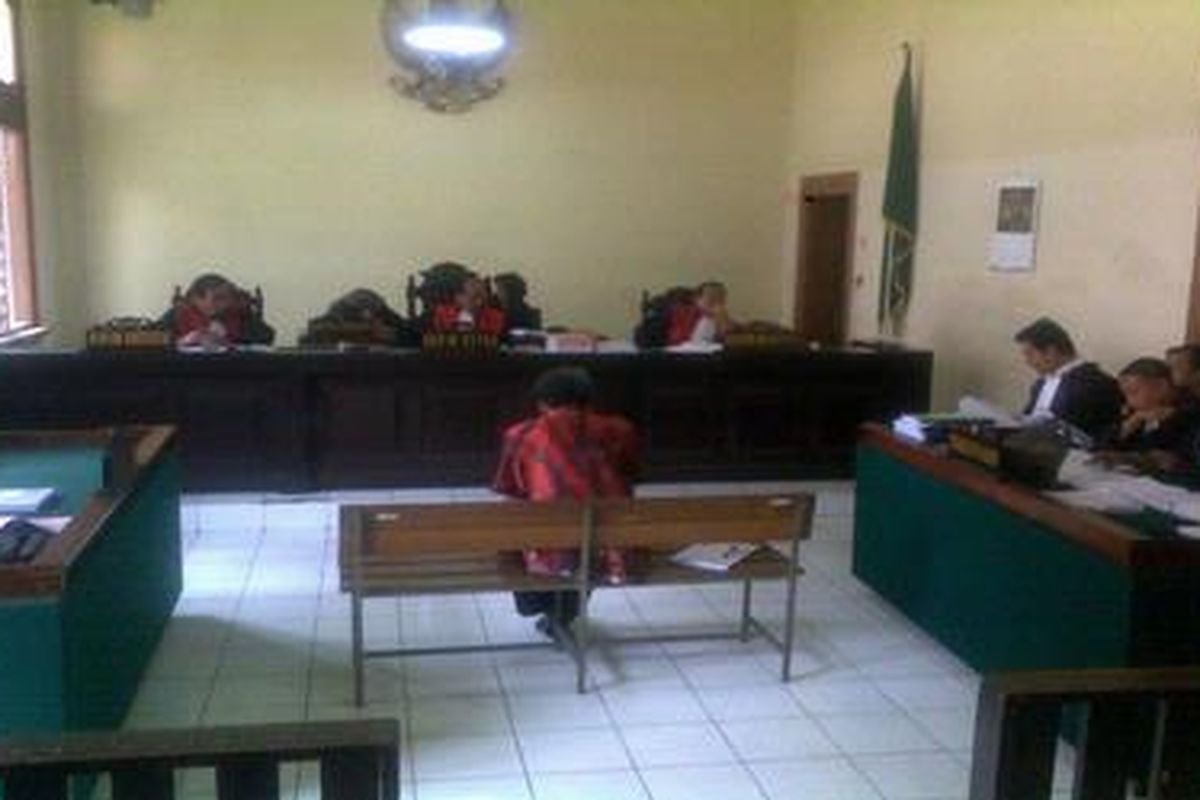 Eep tengah menjalani sidang dengan agenda pembacaan nota pembelaan diri di Pengadilan Negeri Bandung, Kamis (11/8/2011).