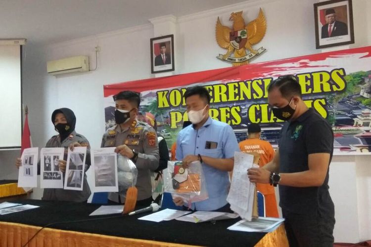 Kapolres Ciamis AKBP Wahyu Broto menunjukkan plastik bekas kemasan benur lobster, saat ekspos kasus di Mapolres Ciamis, Jumat (10/9/2021).