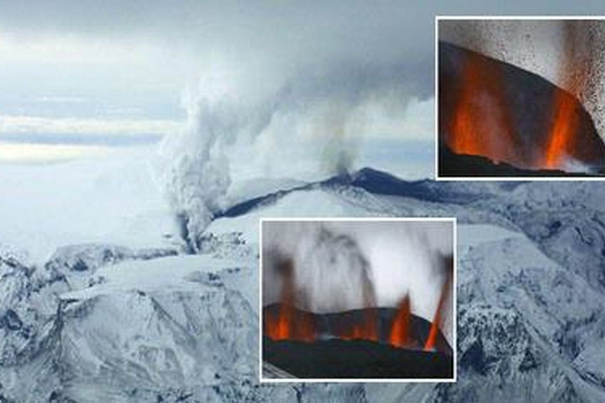Gunung api Fimmvorduhals di bagian tengah gletser Eyjafjallajokull di Islandia selatan.