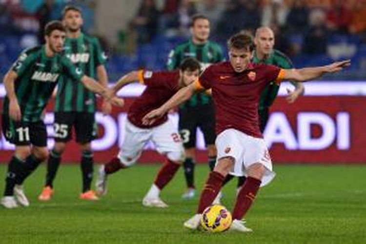 Penyerang AS Roma Ade Ljajic melepaskan tembakan dari titik putih, yang berujung gol pertamanya (dari dua) ke gawang Sassuolo, pada lanjutan Serie-A, di Olimpico, Roma, Sabtu (6/12/2014). Laga itu berakhir 2-2.