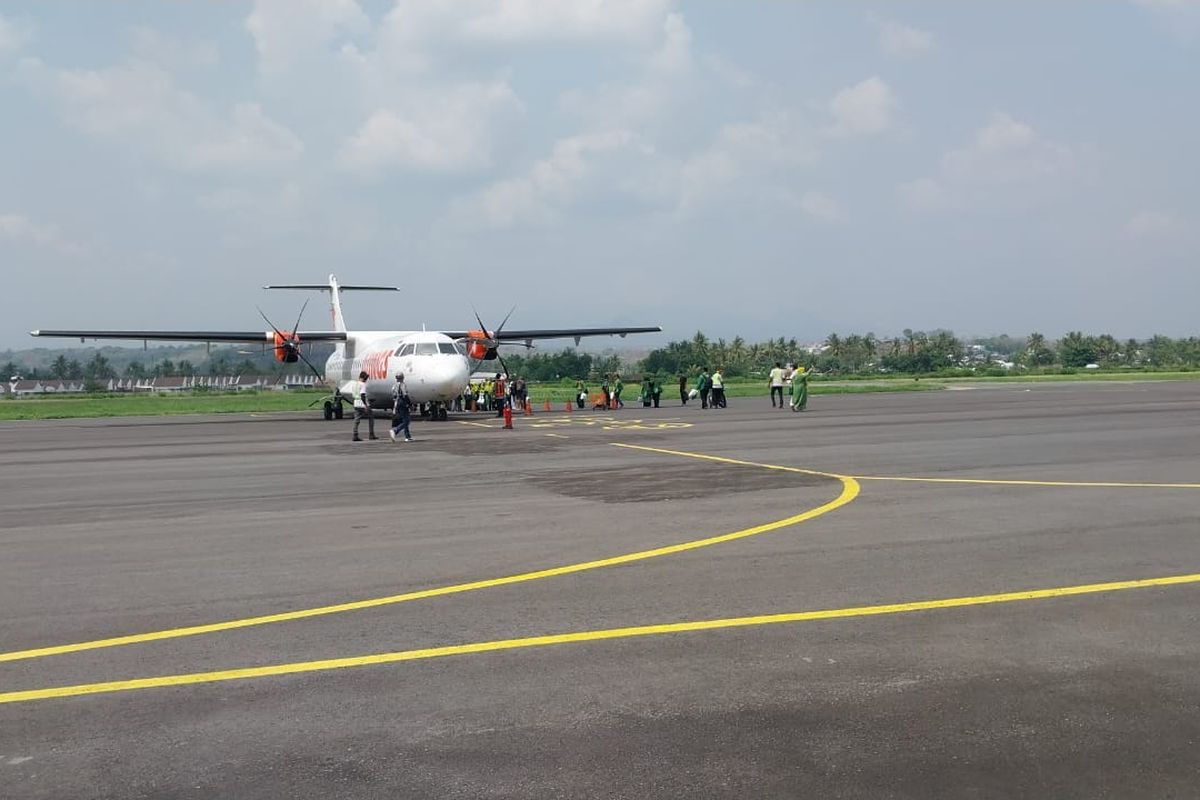 Terdampak Erupsi Gunung Lewotobi, Sejumlah Penerbangan di Bandara Sumbawa Dibatalkan