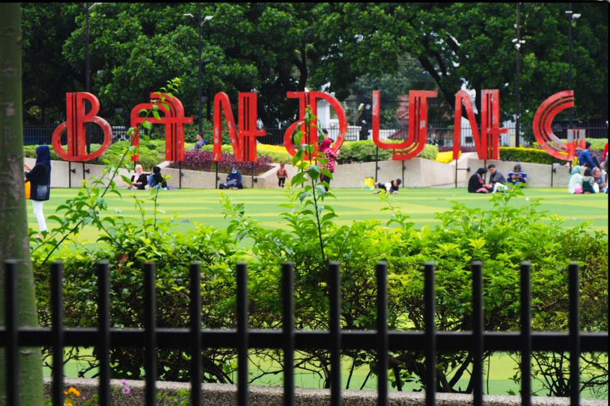 Alun-alun Bandung di Kota Bandung, Jawa Barat. Selain tempat wisata, provinsi ini memiliki kekayaan musik dan lagunya. Salah satunya lagu daerah Jawa Barat. 