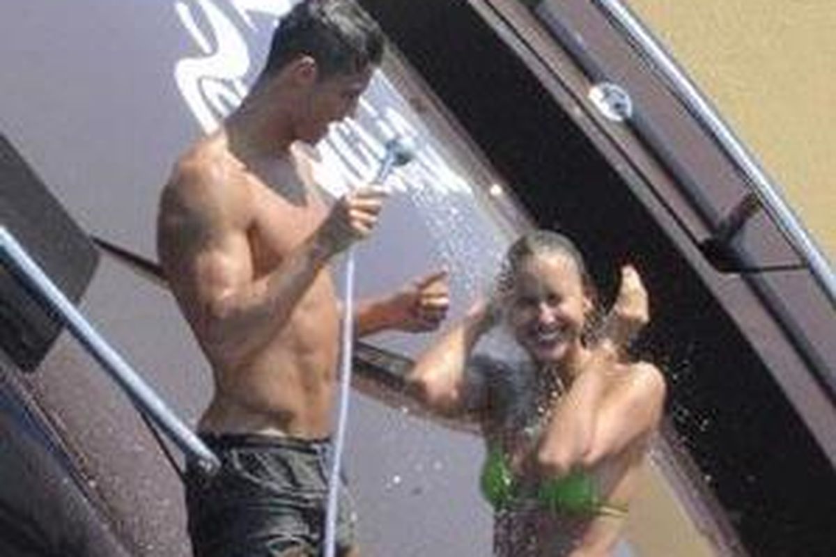 Pemain Portugal Cristiano Ronaldo sedang asyik bercanda dengan pacar barunya, Irina Shayk.