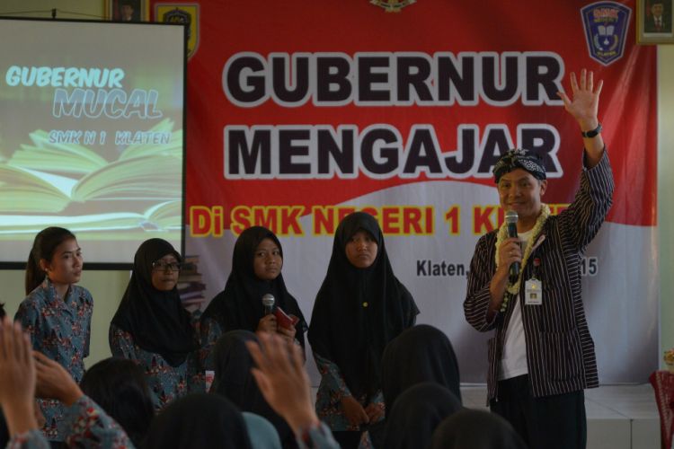 Gubernur Jawa Tengah Ganjar Pranowo mengeluarkan beberapa peraturan untuk melestarikan bahasa dan kebudayaan Jawa Tengah.