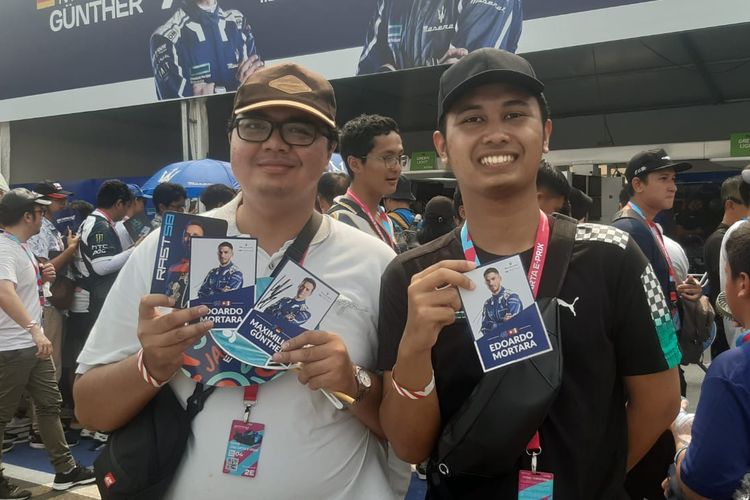 Rafif dan Krisna memamerkan kartu bertanda tangan pebalap Formula E. Mereka mendapatkan tanda tangan itu dalam sesi Pit Lane Walk yang digelar menjelang balapan Formula E Jakarta 2023 di Jakarta International E-Prix Circuit, Minggu (4/6/2023) siang WIB.