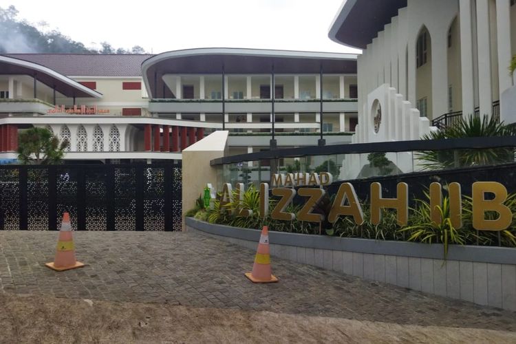 Sekolah berasrama atau Al Izzah International Islamic Boarding School (IISB) di Kota Batu, Jawa Timur. 