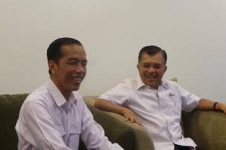Bakal calon presiden dari Partai Demokrasi Indonesia Perjuangan Joko Widodo (kiri) bertemu dengan mantan Wakil Presiden Jusuf Kalla di Bandara Halim Perdanakusuma, Jakarta, Sabtu (3/5/2014).