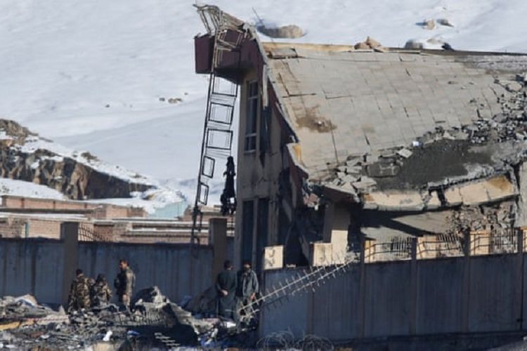 Pasukan Afghanistan memeriksa kondisi bangunan Direktorat Keamanan Nasional (NDS) yang hancur setelah diserang Taliban Senin pagi (21/1/2019).