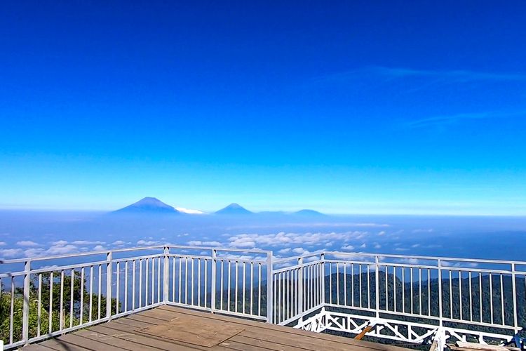 Taman Langit Gunung Telomoyo dengan latar belakang Gunung Sindoro, Sumbing, dan Prau.