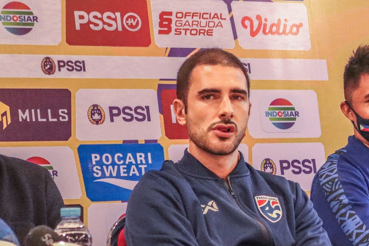 Pelatih timnas U19 Thailand Salvador Valero Garcia saat menghadiri konferensi pers Grup A Piala AFF U19 2022 di Hotel Century, Jakarta, pada Jumat (1/7/2022) siang WIB.
