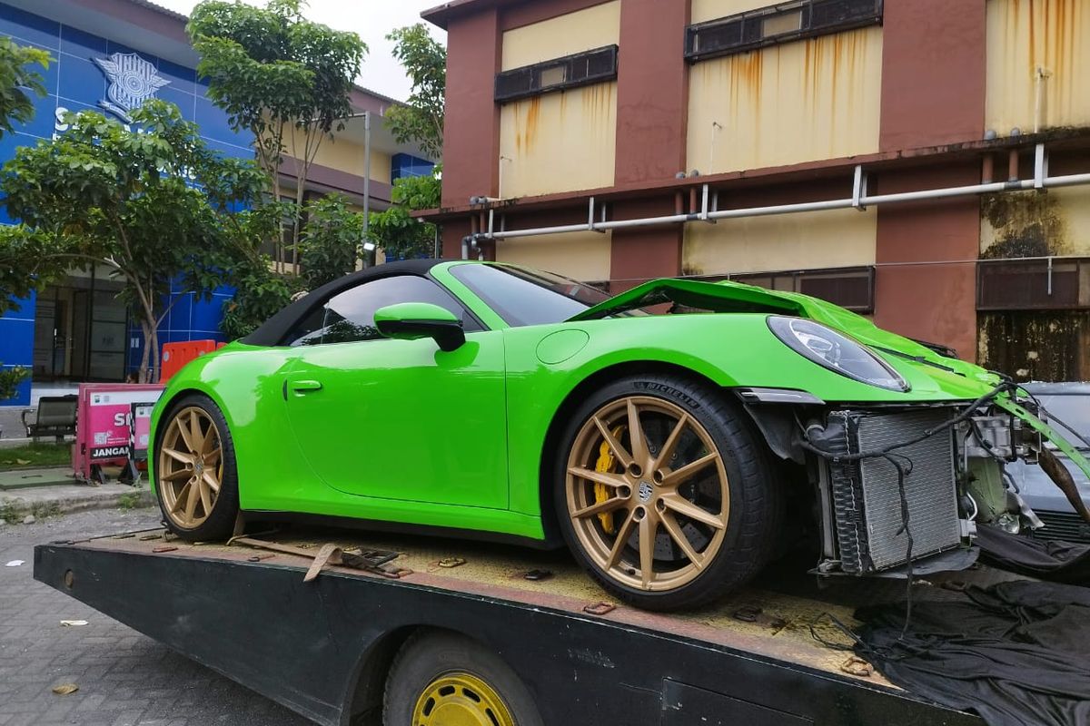 Porsche usai menabrak mobil di Tol Sidoarjo, Minggu (17/3/2024).