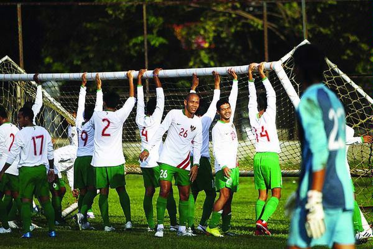 Pemain tim nasional di bawah asuhan Pelatih Alfred Riedl mengikuti pemusatan latihan selama bulan puasa di Lapangan C di Kompleks Gelora Bung Karno, Jakarta, Kamis (19/8).
