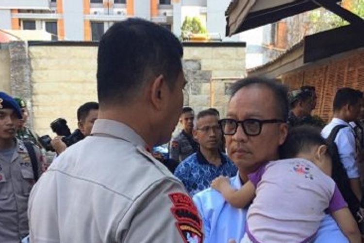 Foto yang memperlihatkan Menteri Sosial Agus Gumiwang Kartasasmita tengah menggendong seorang balita korban gempa dan tsunami di Palu Sulawesi Tengah viral di jejaring Twitter, Sabtu (29/9/2018).
