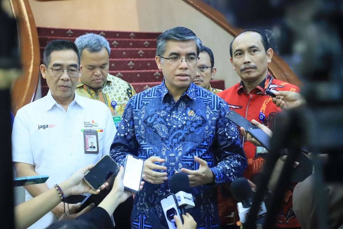 Menteri Ketenagakerjaan (Menaker) Yassierli dalam acara penandatanganan Pakta Integritas yang melibatkan 127 penanggung jawab Perusahaan Jasa Keselamatan dan Kesehatan Kerja (PJK3) serta Lembaga Audit Sistem Manajemen K3 dari wilayah Jabodetabek. Acara ini berlangsung di Ruang Tridharma Kementerian Ketenagakerjaan, Jakarta, Kamis (5/6/2025).