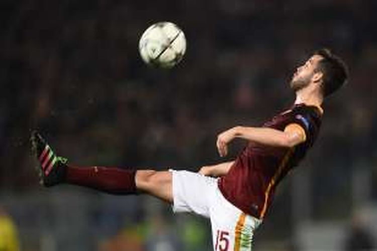 Gelandang AS Roma, Miralem Pjanic, menyambut bola saat melawan Real Madrid pada leg pertama babak 16 besar Liga Champions di Stadion Olimpico, Rabu (17/2/2016).