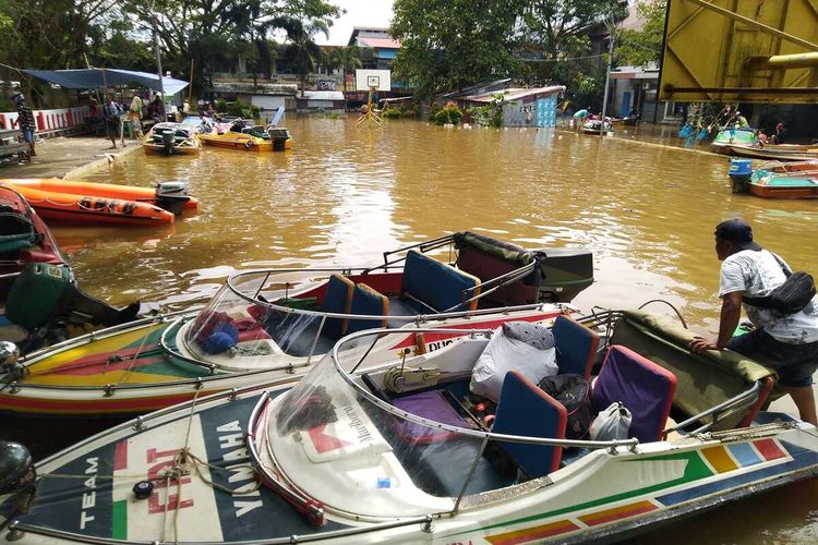 Banjir masih terjadi di sejumlah kecamatan di Kabupaten Melawi, Kalimantan Barat, hingga Senin (13/7/2020). Bahkan di kawasan rendah dan pinggiran sungai ketinggian air telah mencapai 2 meter. Akibatnya, lapangan basket yang berada di pusat kota kini berubah jadi tempat parkir speedboat.