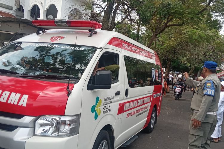 Iring-iringan kendaraan mengantarkan jenazah mantan Bupati Cianjur, Tjetjep Muchtar Soleh ke tempat peristirahatannya yang terakhir.