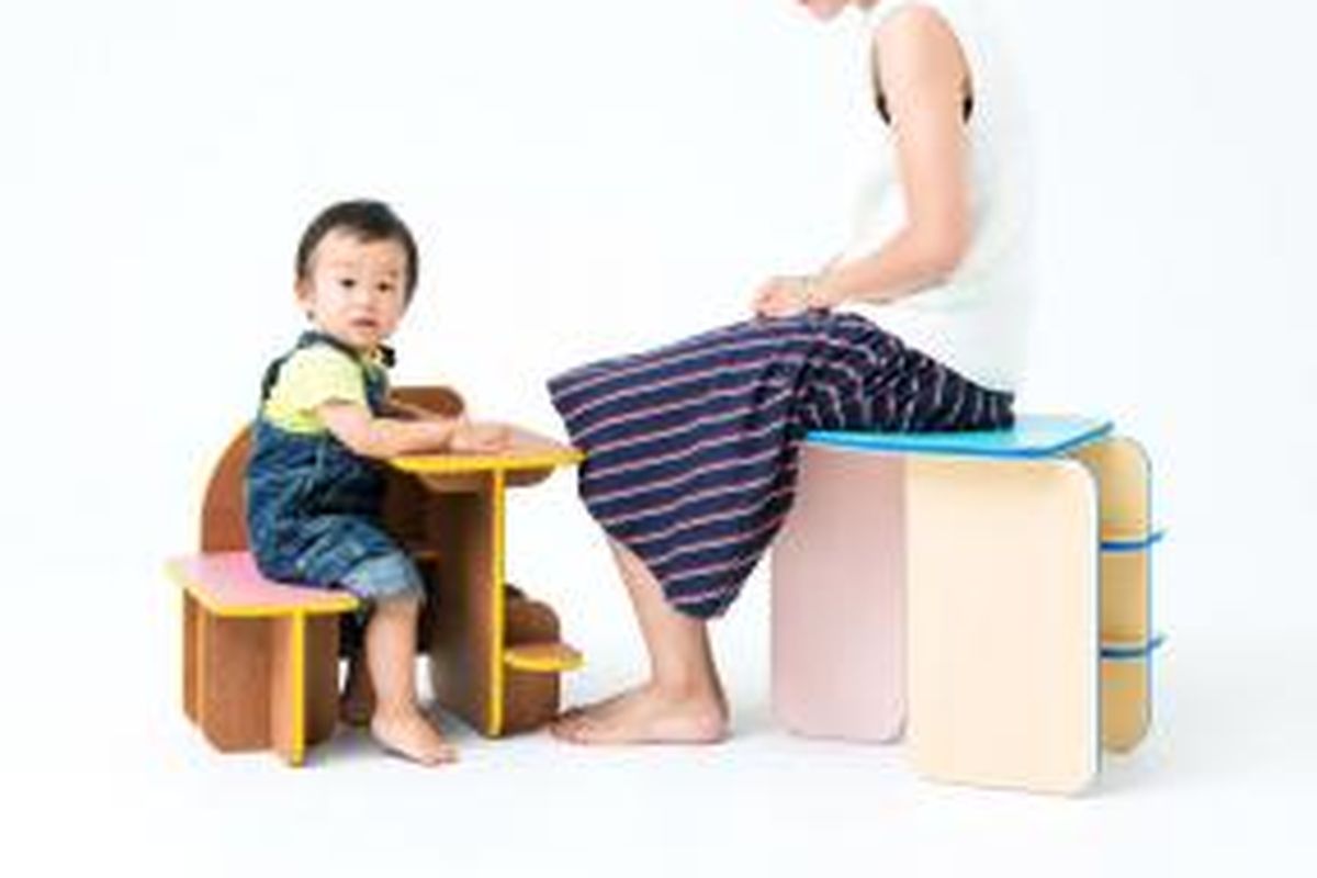 Torafu Architects mendesain furnitur multifungsi untuk anak dan dewasa. Pengguna furnitur tersebut bisa membolak-balik furnitur tersebut untuk mendapatkan posisi yang mereka inginkan.