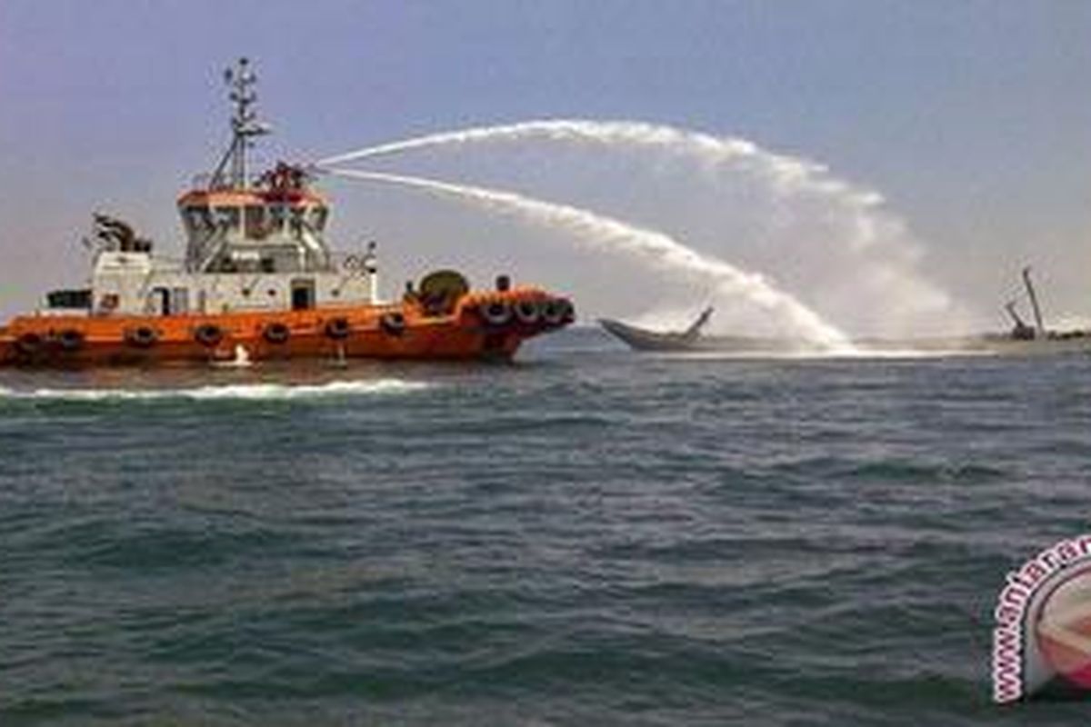 KMP Bahuga Jaya saat mati mesin di tengah lau beberapa waktu lalu.