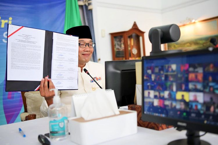 Gubernur Jawa Barat Ridwan Kamil menandatangani letter of intent (LoI) dengan Monash University dalam revitalisasi DAS Citarum di Gedung Pakuan, Kota Bandung, Kamis (22/7/2021).