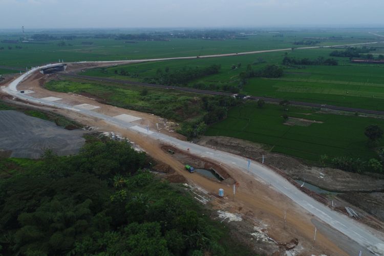 Foto udara situasi persimpangan Exit Gandulan, Pemalang, Jawa Tengah, Jumat (23/6/2017). Kondisi di persimpangan ini terpantau sepi dan lancar.