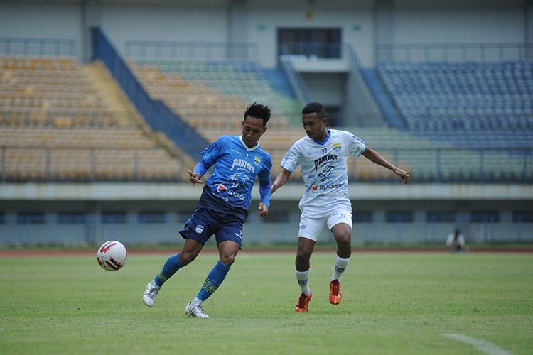 Duel dua pemain muda Persib Bandung, Beckham Putra Nugraha (kiri) dan Syafril Lestaluhu (kanan), dalam game internal yang berlangsung di Stadion GBLA, Sabtu (29/5/2021).