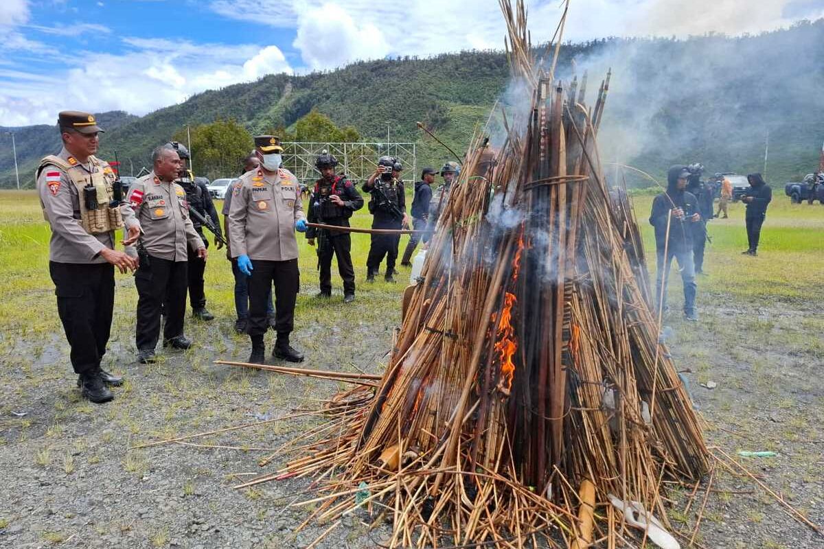 Sudahi Konflik Pilkada, Aparat TNI-Polri dan Pemda Musnahkan Ribuan Alat Perang di Puncak Jaya