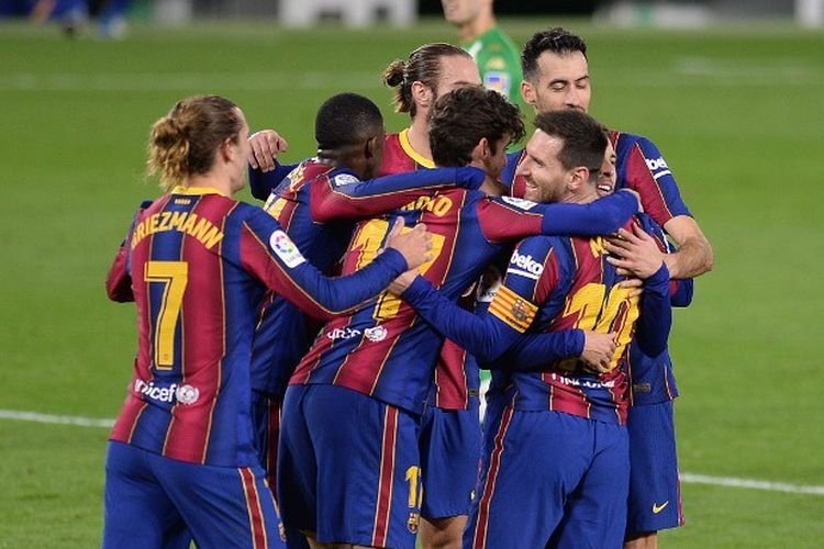 Para pemain Barcelona merayakan gol keduanya dalam pertandingan sepak bola liga Spanyol antara Real Betis melawan FC Barcelona di stadion Benito Villamarin di Seville pada 7 Februari 2021.