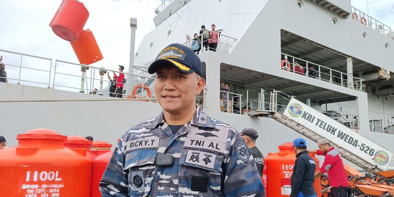 Komandan Kapal Republik Indonesia (KRI) Teluk Weda 526, Letkol Laut (P) Ricky Tacoma sedang memberikan keterangan pers tentang proses loading barang bantuan dari Kementerian Sosial (Kemensos) kepada para wartawan. Adapun KRI Teluk Weda 526  sedang bersandar di Dermaga TNI AL Tawiri, Ambon, Maluku, Senin (22/7/2024)