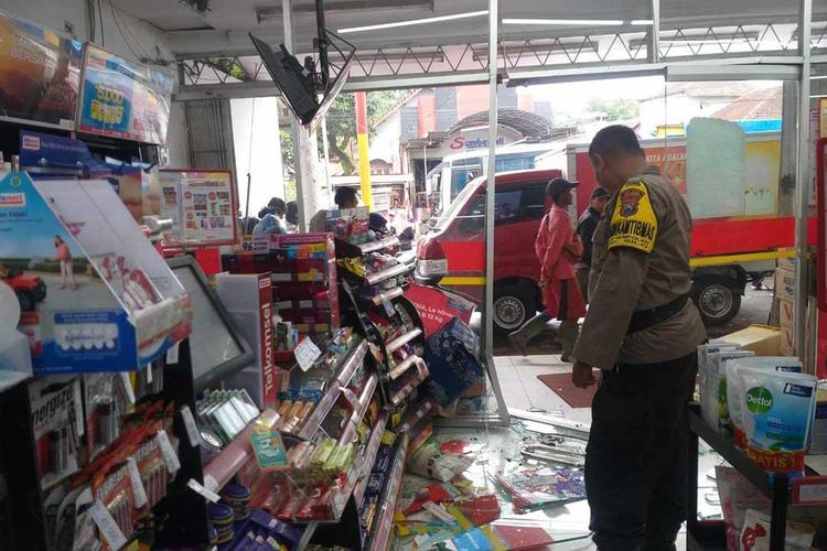Sebuah kendaraan truk dengan muatan gabah mengalami kecelakaan di Desa Sumberjati Kecamatan Silo Kabupaten Jember Jawa Timur pada Rabu Sore (2/11/2022). 
