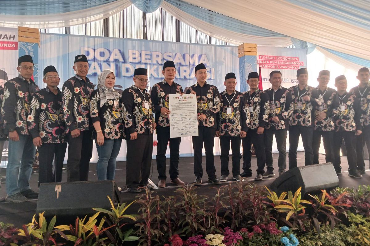Deklarasi 14 parpol pengusung dan pendukung, sebelum pasangan Yuhronur Efendi-Dirham Akbar Aksara mendaftar Pilkada Lamongan 2024 di Ponpes Darul Mustagizin, Lamongan, Jawa Timur, Kamis (29/8/2024).