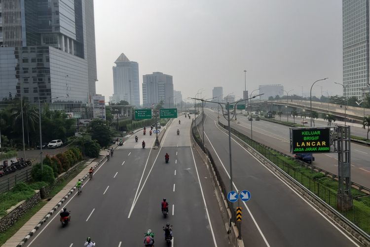 Penampakan Menara 165 dari atas JPO yang lokasinya di sekitar depan Citos. Terlihat kedua lokasi tersebut terbelah oleh keberadaan Simpang Susun Tol Desari. Ketiadaan akses pedestrian yang nyaman membuat berjalan kaki dari Menara 165 ke Citos terasa lebih lama dan kurang efisien ketimbang menggunakan kendaraan bermotor.