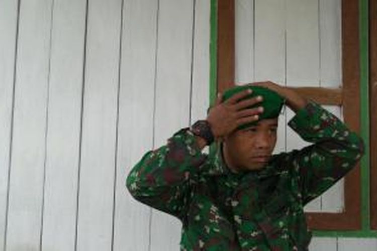 Komandan Pospamtas Indonesia-Malaysia di Kecamatan Sungai Boh, Malinau, Kalimantan Utara, Sersan Kepala TNI Lalu Ubaidilah. Gambar diambil pada Minggu (7/12/2014)
