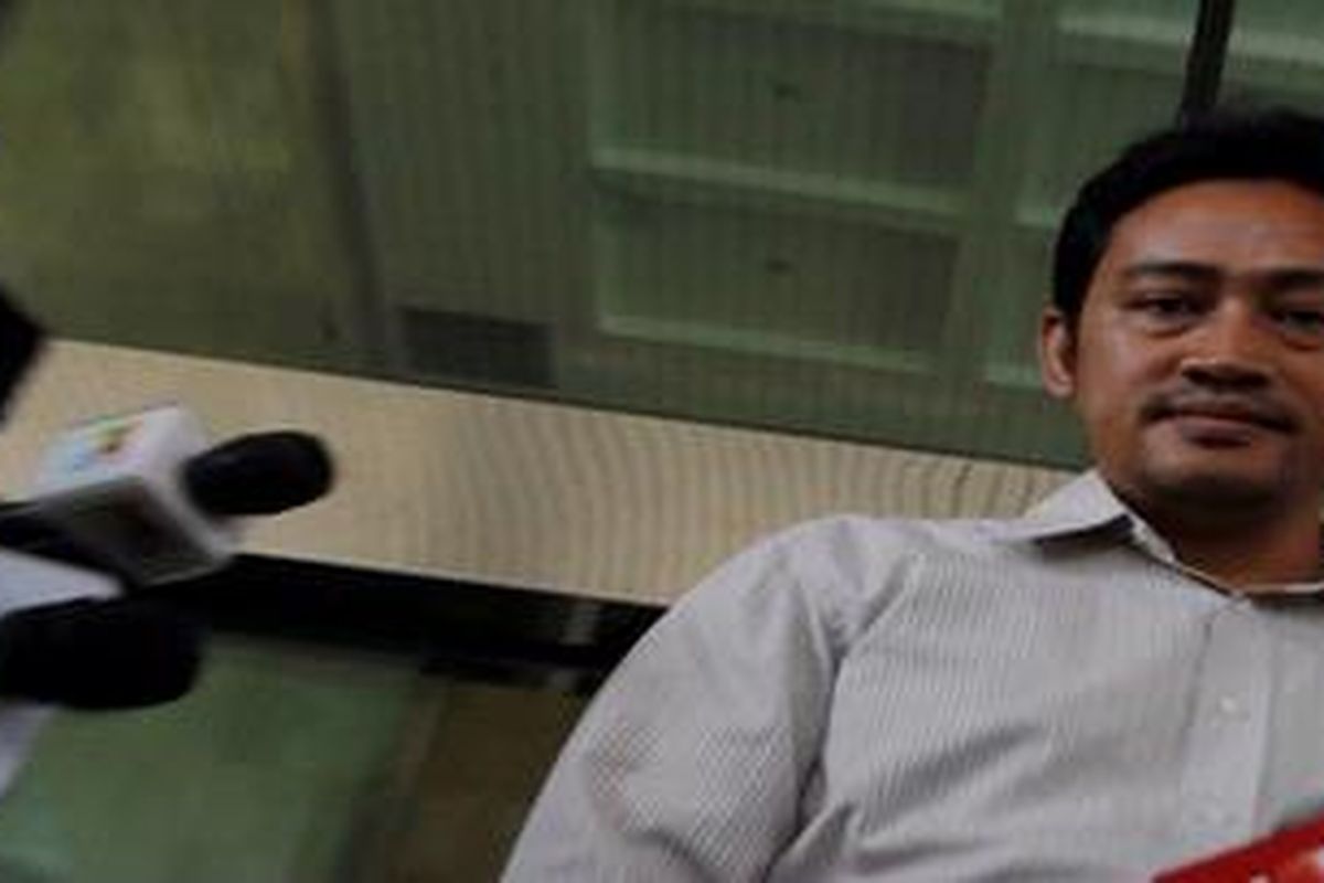 Tommy di Periksa - Tersangka kasus dugaan suap restitusi pajak PT Bhakti Investama Tbk, Tommy Hindratno diperiksa Direktorat Jenderal Pajak diperiksa di gedung Komisi Pemberantasan Korupsi, (KPK), Jakarta, Senin (18/6/2012). Hari ini, Tommy diperiksa oleh Ditjen Pajak terkait dugaan pelanggaran kode etik kepegawaian selaku pegawai Ditjen Pajak.  