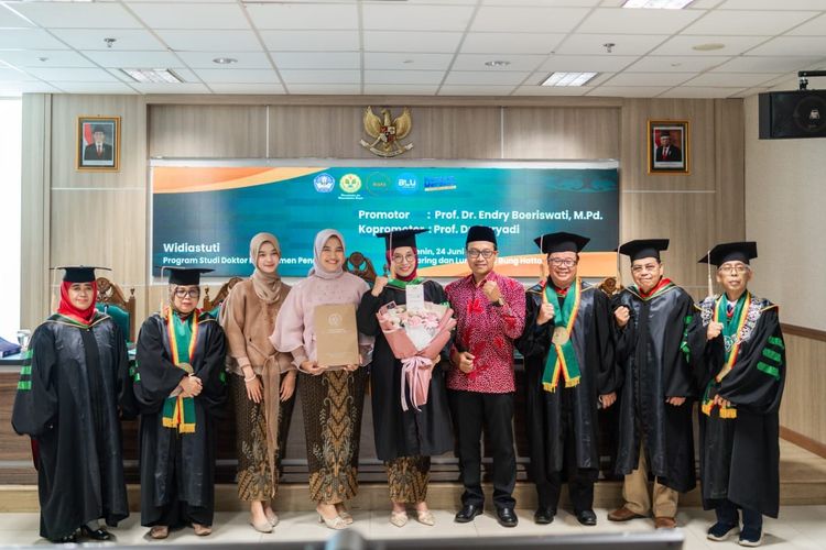 Widiastuti (tengah) mahasiswi program Doktor Prodi Manajemen Pendidikan Pascasarjana UNJ meraih nilai yudisium Pujian dengan IPK 3,98 (24/6/2024).