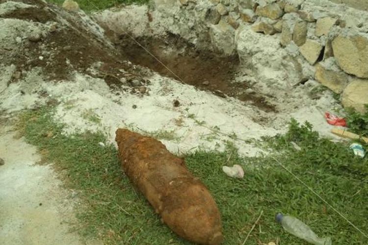Sebuah bom yang diduga merupakan peninggalan perang dunia II ditemukan di Desa Laha, Kecamatan Teluk Ambon, Rabu (22/2/2017).