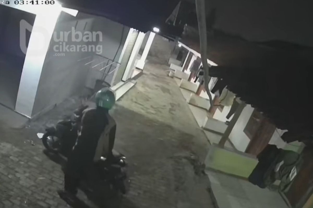 Tangkapan layar akun Instagram @urbancikarang yang memposting video pencurian pakaian dalam wanita di Cikarang 