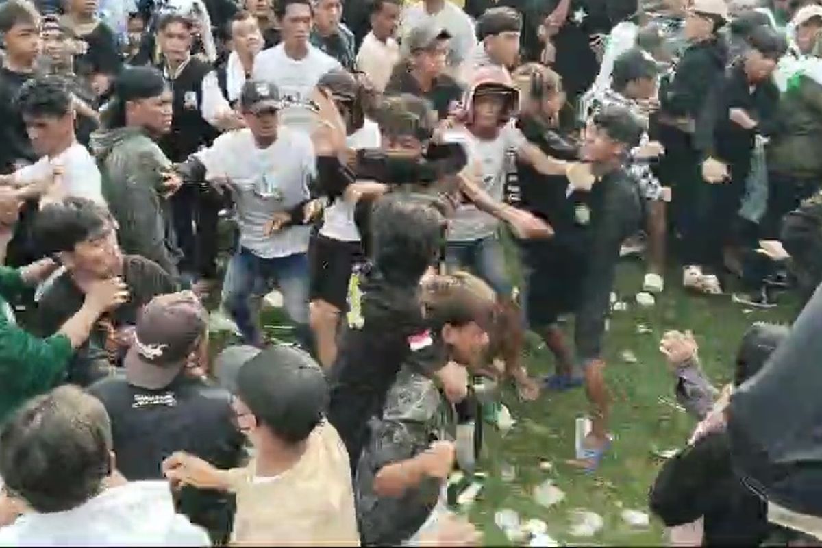 Kericuhan yang terjadi saat kampanye akbar pasangan calon bupati dan wakil bupati Lumajang nomor urut 1 Thoriqul Haq-Lucita Izza Rafika, Minggu (17/11/2024)