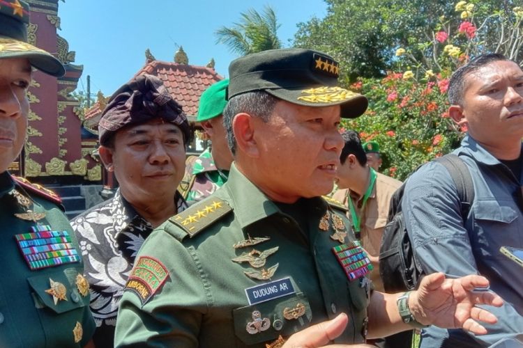 Kepala Staf Angkatan Darat (Kasad) Jenderal Dudung Abdurachman saat berada di Kampung Pancasila Banyuwangi 