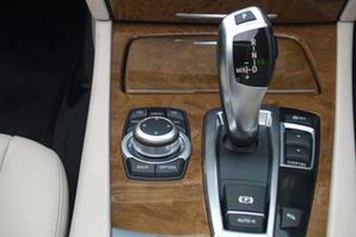 Konsol tengah untuk mengoperasikan iDrive, transmisi, rem pakir dan pilihan peredaman suspensi.