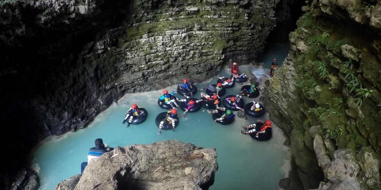 View goa pertama di Kalisuci, Gunung Kidul, Yogayakarta nampak sangat indah, dan menantang adrenalin peserta cave tubing.