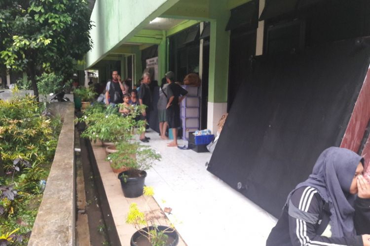 Warga mulai memenuhi SDN 22 Pejaten Timur untuk mengungsika akibat banjir yang merendam kawasan Pejaten Timur, Jakarta Selatan, Senin (5/2/2018)